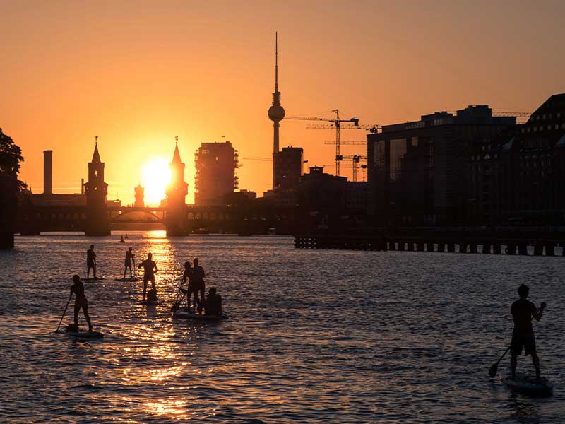 Du musst nicht einmal raus aus der City für ein cooles SUP-Erlebnis. In vielen deutschen Großstädten gibt es coole Hotspots, wie z. B. in Berlin auf der Spree.