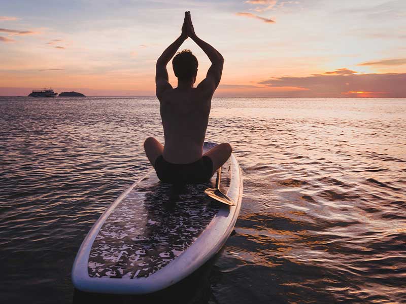 Theoretisch kannst du dich überall aufs Stand up Paddle stellen, wo du mehr als 30 Zentimeter Wasser unter dir hast. Für den Anfang empfehlen wir dir aber eher ruhigere Orte, wie z. B. Seen, und windstille Tage.