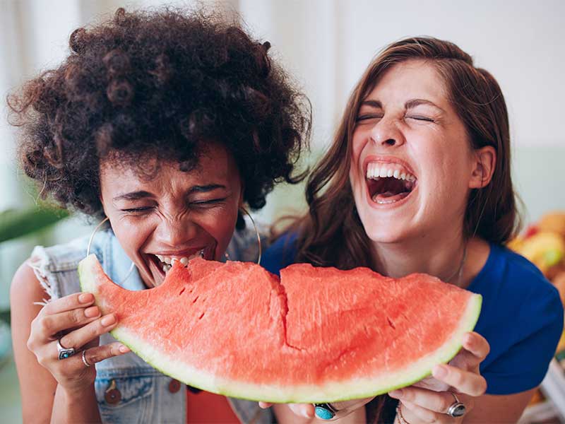 Wassermelonen sind sehr kalorienarm (ca. 39 Kalorien auf 100 g) und reich an Vitaminen und Mineralstoffen.