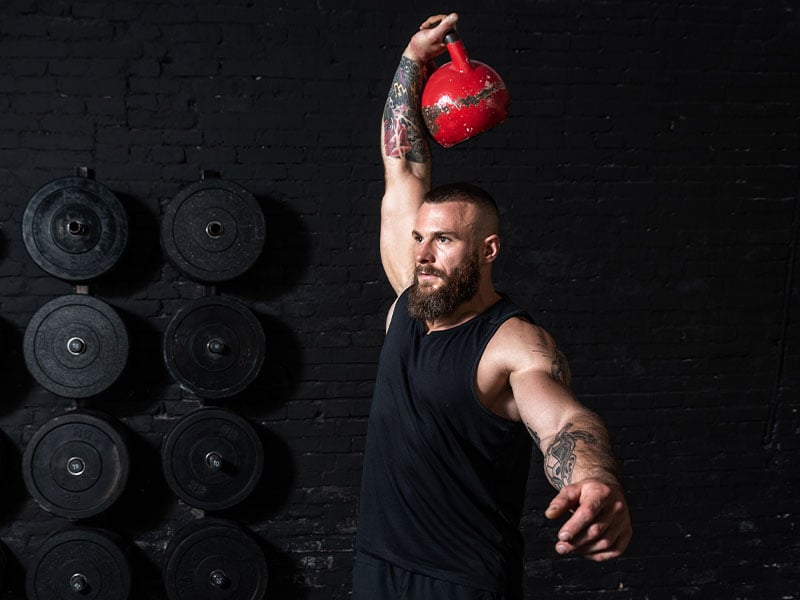 Der Kettlebell Snatch ist vor allem für Schultern, Rücken und Hüften eine super Übung.