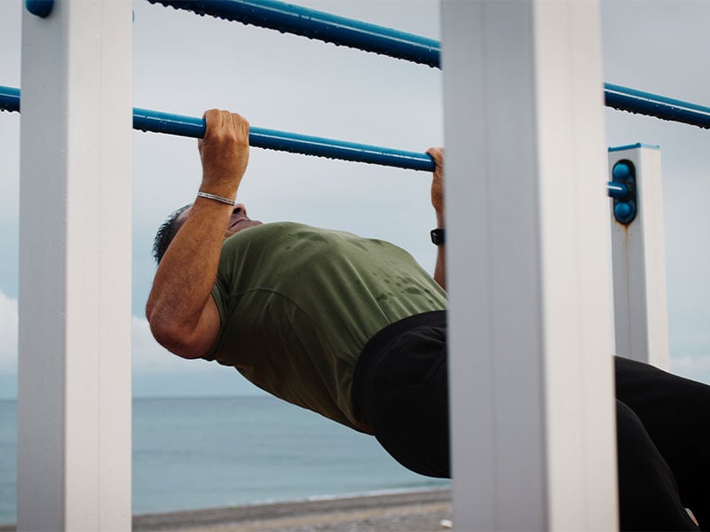 Niedrige Reckstangen in Fitnessparks sind super für Australian Pull ups (= Klimmzüge mit Fersen auf dem Boden).