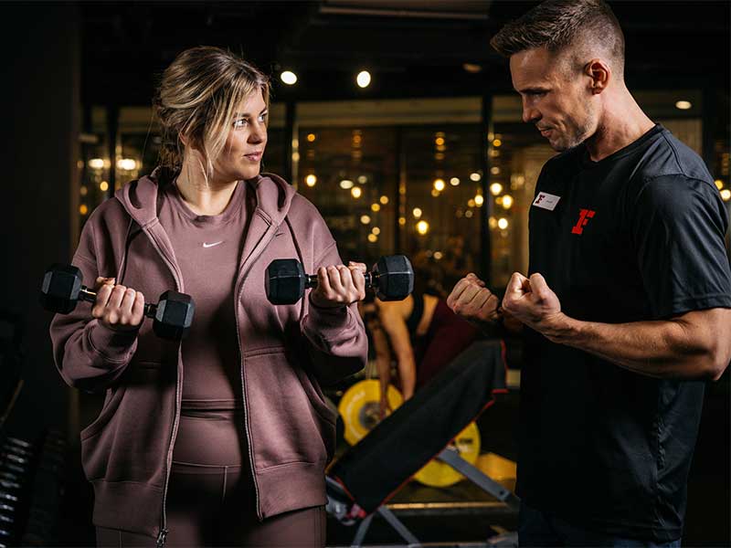 Orientiere dich bei Kraftausdauer mehr an der Wiederholungszahl oder frage deine (Personal) Trainer:innen bei Fitness First.