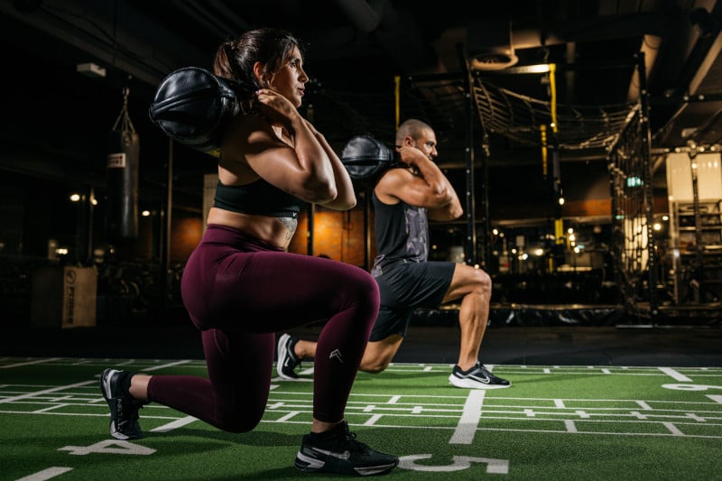 Medizinball-Training eignet sich gut für HYROX-Disziplinen, wie z. B. Sandbags