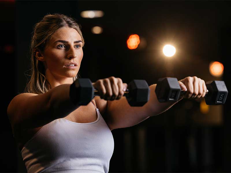 Functional-Training-Equipment für effektive Workouts sind z. B. Kurzhanteln.
