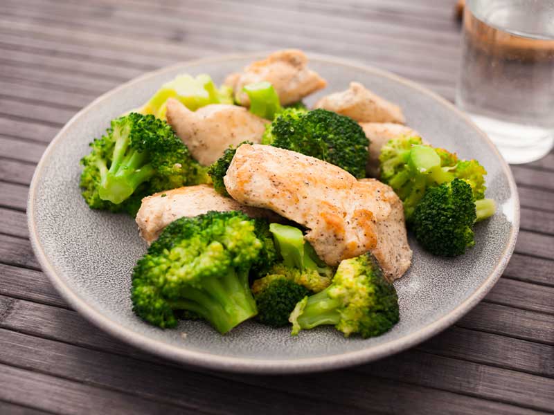 Neben deinem Workout im Fitnessstudio gibt es noch weitere Maßnahmen, mit denen du dein BioAge optimieren kannst, z. B. Ernährung.