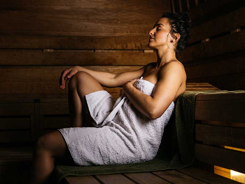 Gehe in die Sauna! Denn aufs Schwitzen folgt immer eine Abkühlung. So üben deine Blutgefäße das Auf- und Zugehen.