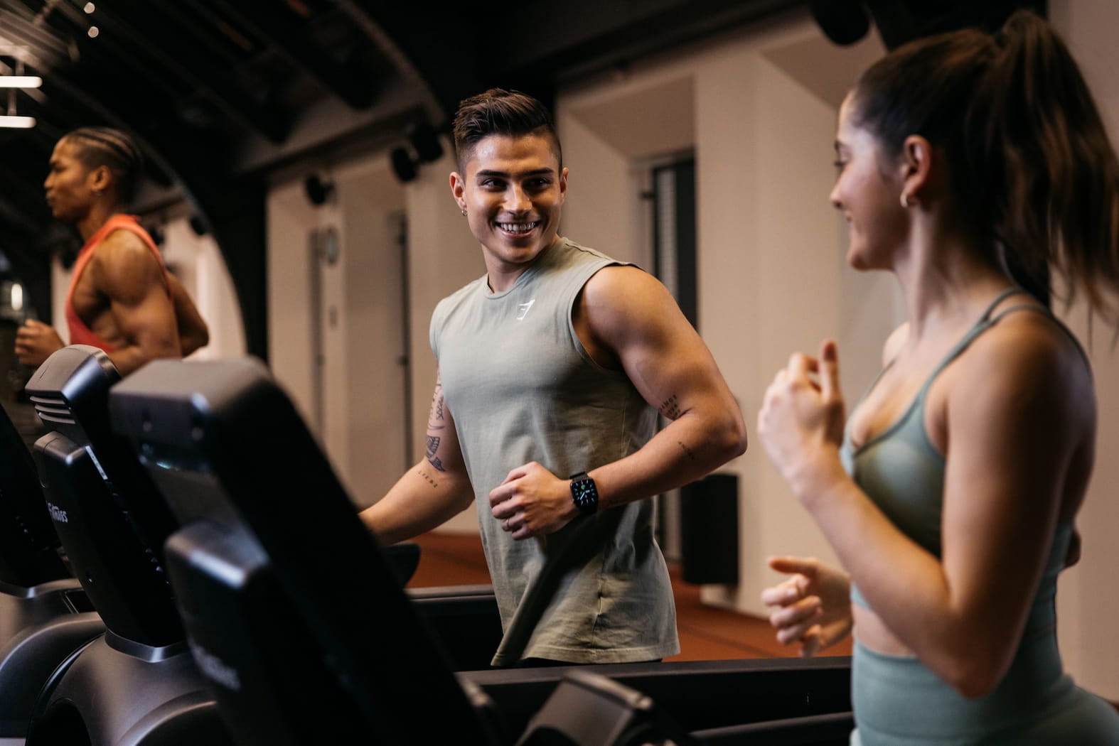 Warum ein Cool Down? Unterschied zwischen aktivem und passivem Cool Down, Aufwärm-Übungen & Routinen, FAQ + Abwärmen bei Fitness First.