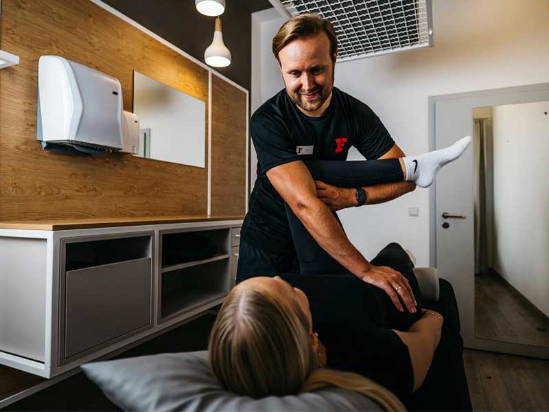 Leichtes Dehnen oder Physio-Therapie gehören zu einem aktiven Cool Down. 