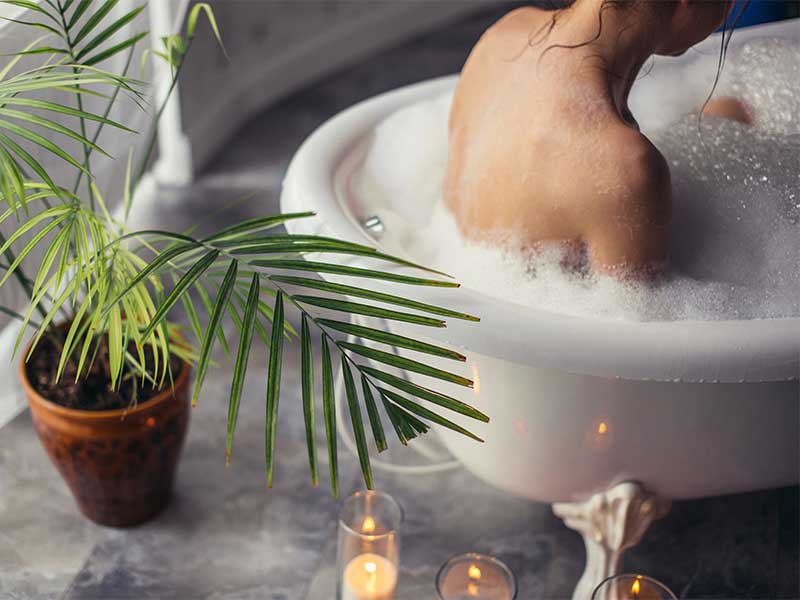 Der Tag neigt sich dem Ende zu. Zeit, um schlafen zu gehen. Die perfekte Gelegenheit für eine letzte ruhige Achtsamkeitsmeditation, z. B. beim Baden.