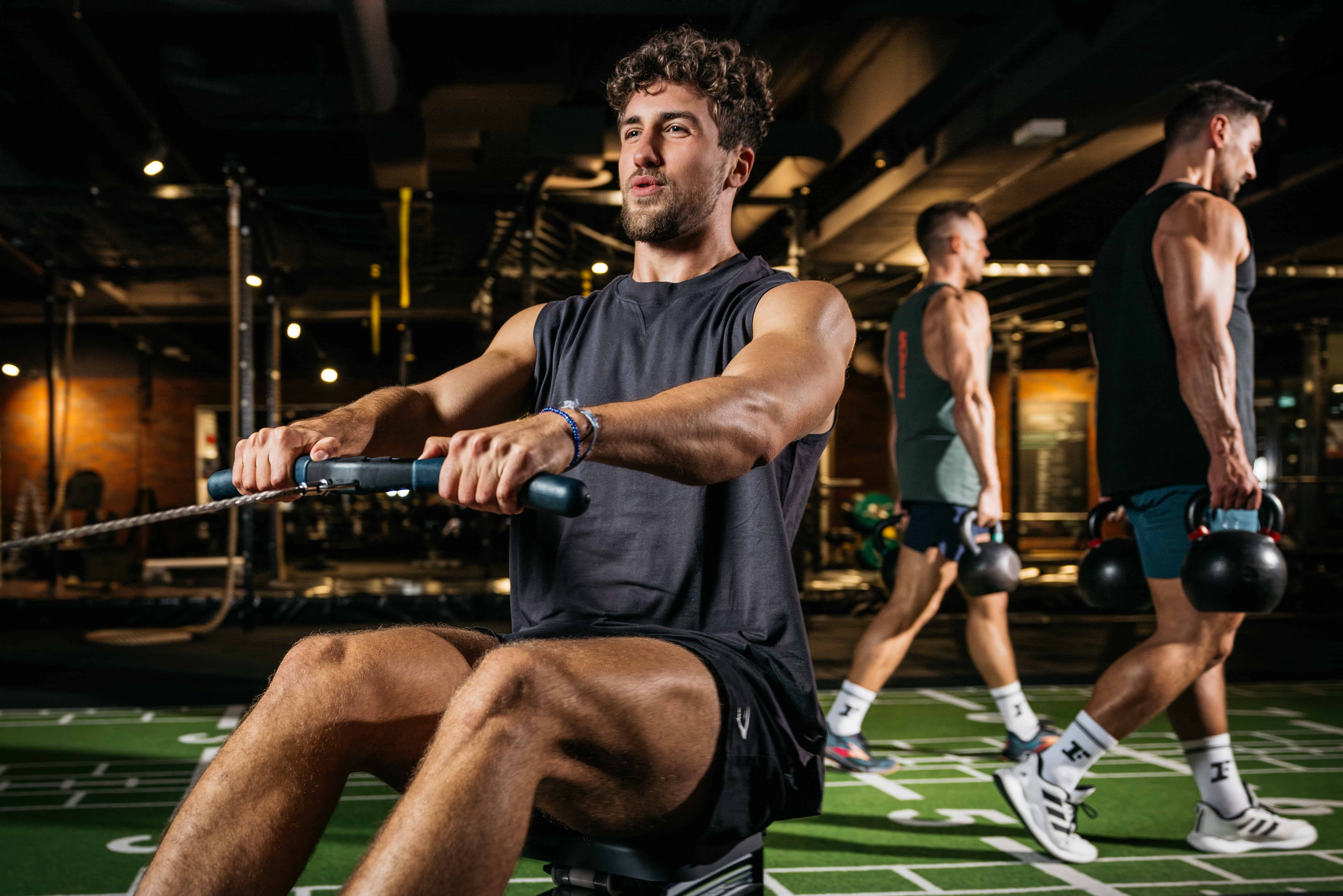 Fitness-Trends 2026: HYROX-Training, wie z. B. Rudern.