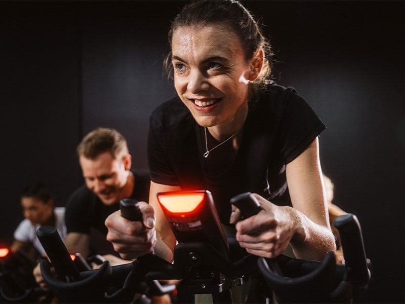 Kalorienverbrauch, Muskelgruppen, Pulsbereich, allgemeine Tipps zum Radfahren, Indoor oder Outdoor + FAQ.