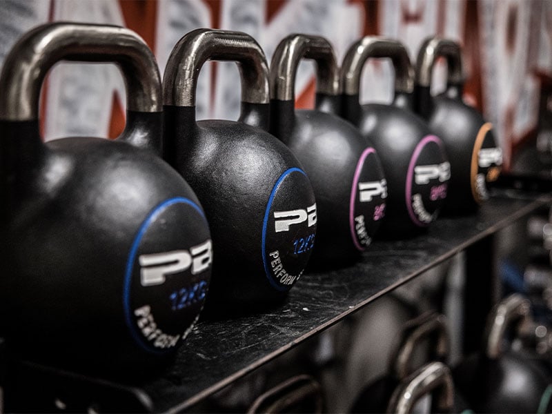 Competition Kettlebells haben immer die gleiche Größe und Form. Du findest sie meistens in Fitnessstudios. Damit du trotzdem erkennst, sind sie oft farbig gekennzeichnet