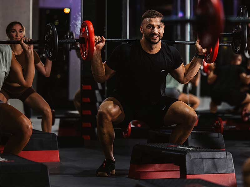 Mache einen AMRAP-Durchgang als Finisher, z. B. am Leg Day mit Squats.