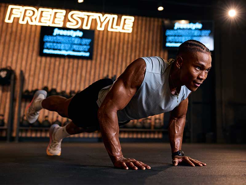 Beim EMOM Workout machst du 1 Runde von Übungen & Wiederholungen, die du in weniger als 1 Minute schaffst, z. B. Push ups