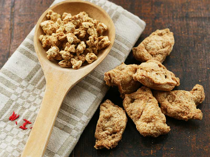 Texturiertes Pflanzenprotein ist einfach stark entfettetes, getrocknetes Sojaprotein in Form von Granulat.