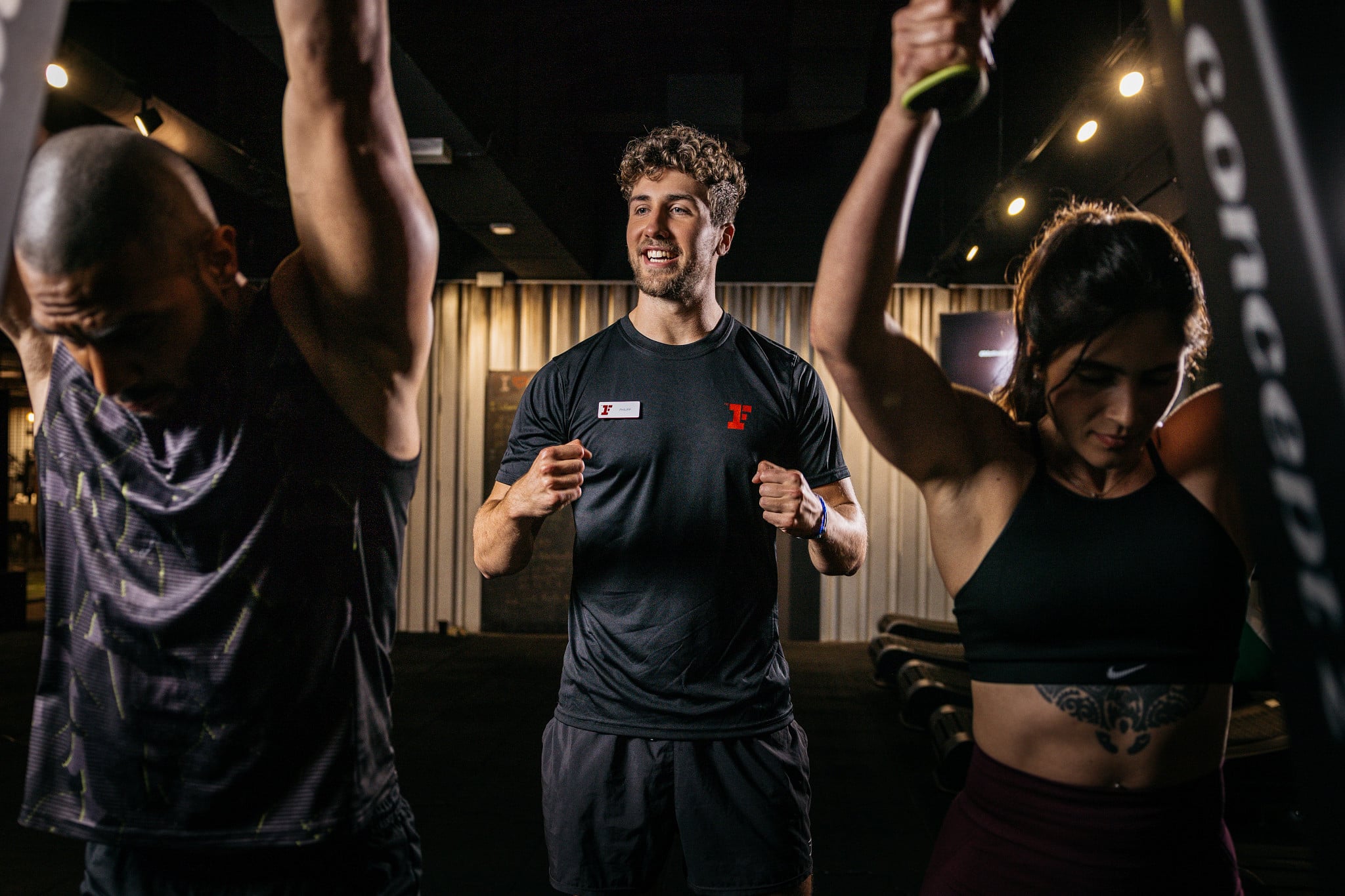 Trainer motiviert HYROX Kursteilnehmer:innen