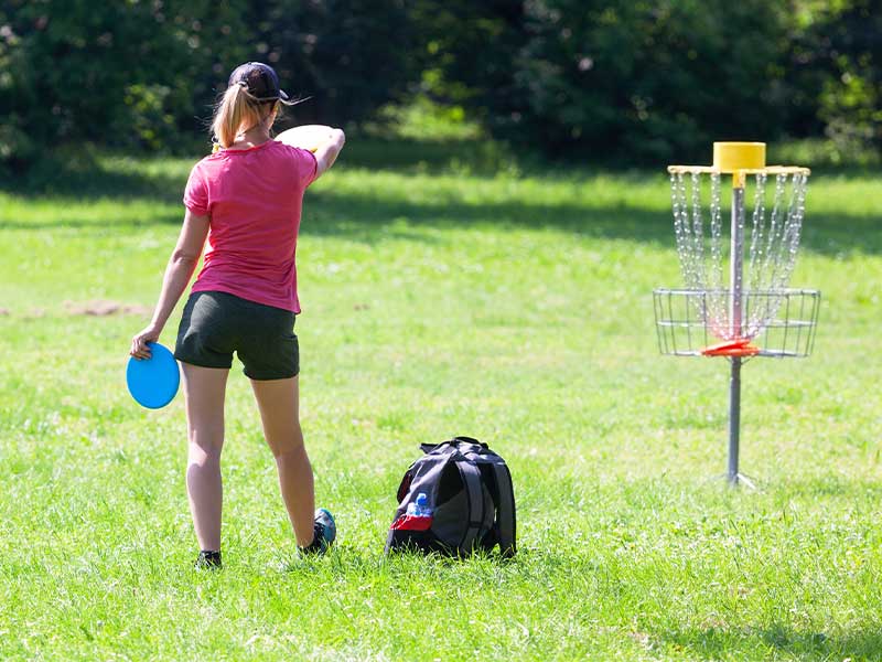 Disc Golf ist Golf ohne Schläger. Nur du, eine Disc und ein Metallkorb