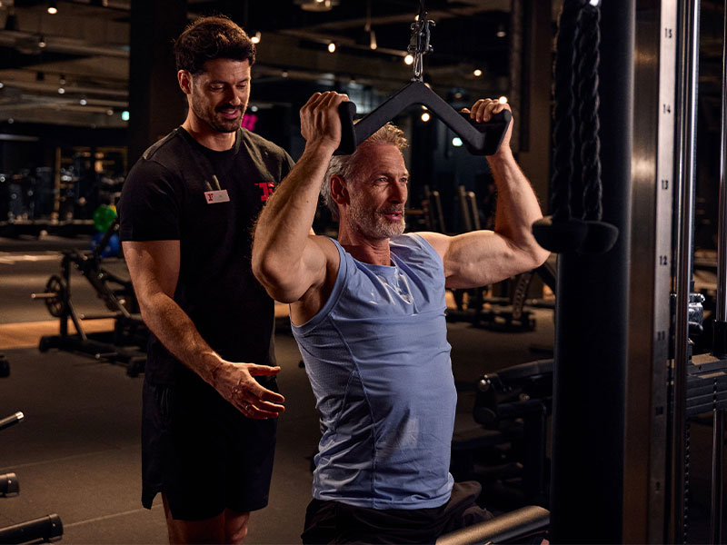 Trainingsplan für Krafttraining ab 50: Latziehen