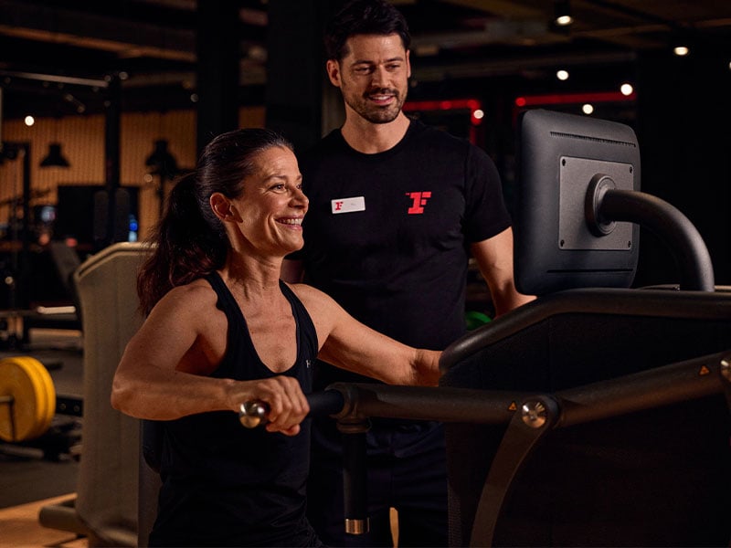 Krafttraining im Alter für Frauen mit EGYM-Geräten