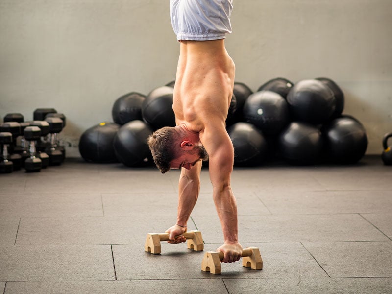 Der Handstand ist mit Parallettes etwas leichter, als auf dem Boden. Deine Hände sind nicht abgeknickt, das ist angenehmer.