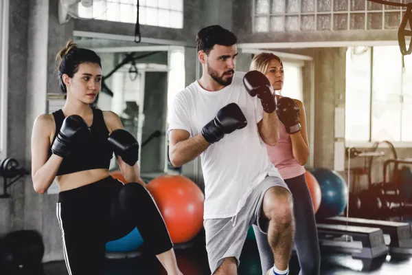 Junge Frau beim Fitness-Boxen