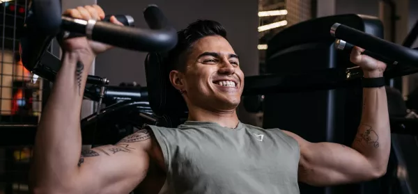 Brustübungen im Gym: So setzt du Hanteln & Geräte richtig ein!