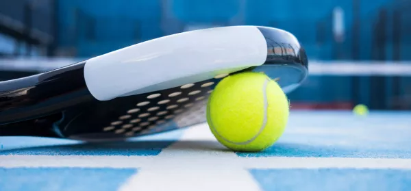 Was ist Padel-Tennis? Facts zum Trendsport & wie du jedes Match gewinnst!