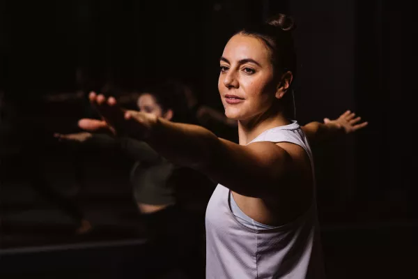 Junge Frau macht Yoga