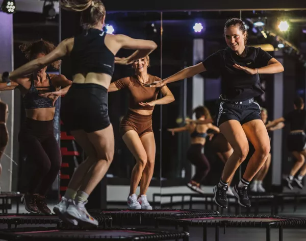 Gruppe beim Jumping Fitness in Berlin