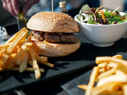 Fast Food, sowie Produkte, in denen Zucker enthalten ist, bremsen deinen Stoffwechsel.