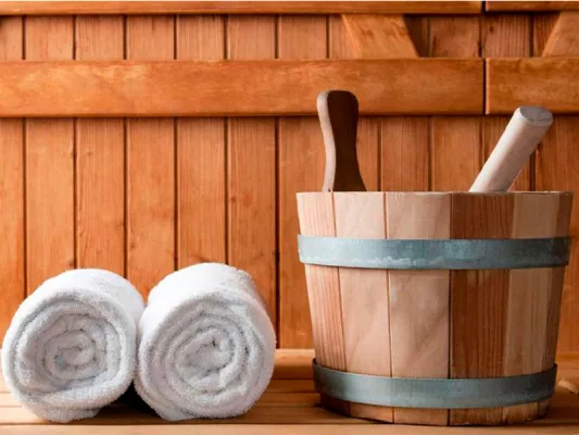 Sauna-Aufgüsse belasten den Kreislauf stärker. Als Anfänger:in lässt du sie besser weg. Sie haben auch kaum eine medizinische Wirkung.