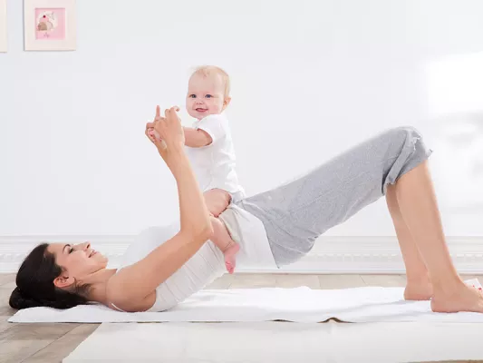 Als Training mit dem eigenen Körpergewicht beim Home Workout eignen sich Glute Bridges sehr gut für den Po,