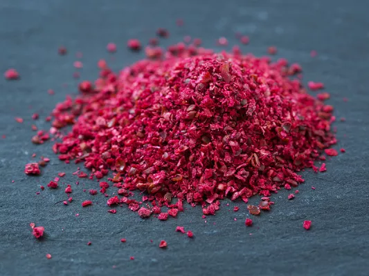 Inhalt: Sumach oder Sumak? Was ist Sumach und wie wirkt und schmeckt es? Sumach-Rezepte, FAQ + Ernährungs-Benefits bei Fitness First.