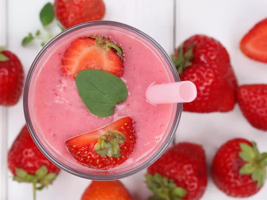 Wie gesund sind Smoothies? Tipps, Smoothies für dein Training, Grundrezept + weitere Fitness-Smoothies-Rezepte inkl. FAQ.