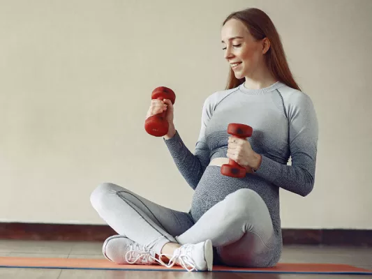 Auch Schwangere dürfen Sport machen! Ein angepasstes Training unterstützt sogar oft den Verlauf der Schwangerschaft. 