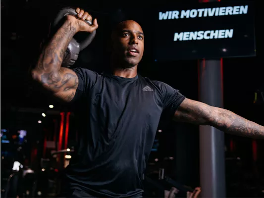 Ein super Schulter-Workout mit Kurzhanteln, Kettlebells oder einfach wieder nur Wasserflaschen.