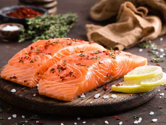 Lachs liefert wertvolle Proteine, aber auch essenzielle Omega-3-Fettsäuren.