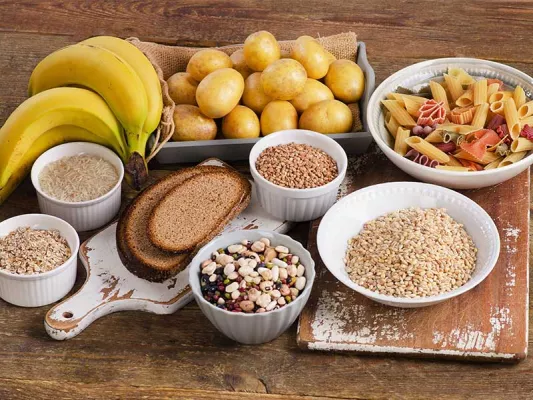 Wie du verschiedene Makronährstoffe, wie Kohlehydrate, Eiweiß, Fett etc. fürs Home Office richtig nutzt, erfährst du bei Fitness First!