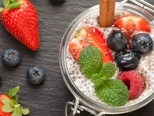 Was sind Overnight Oats und wie werden sie zubereitet? Benefits + Haltbarkeit, Rezepte, FAQ + Ernährungs-Benefits bei Fitness First.