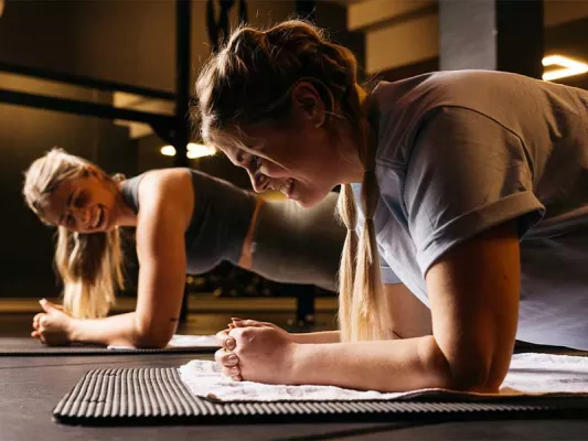 So geht Bauch-Training für Zuhause: Planks sind eine super effektive Übung!