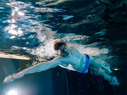 Viele Gyms haben eigene Schwimmbäder integriert, wie auch bei Fitness First.